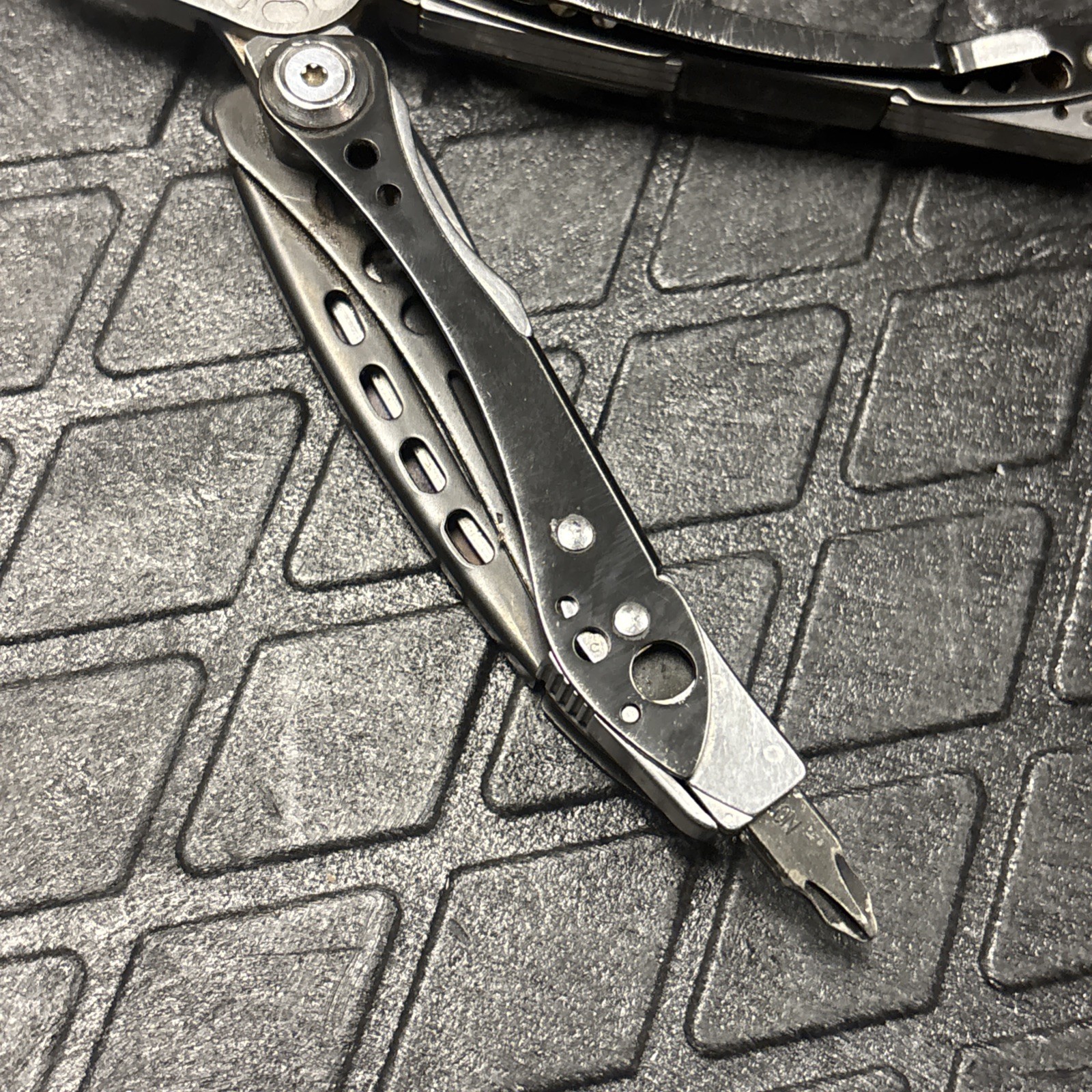 Leatherman Skeletool CX Multi-Tool Pliers Knife, Carbon Fiber