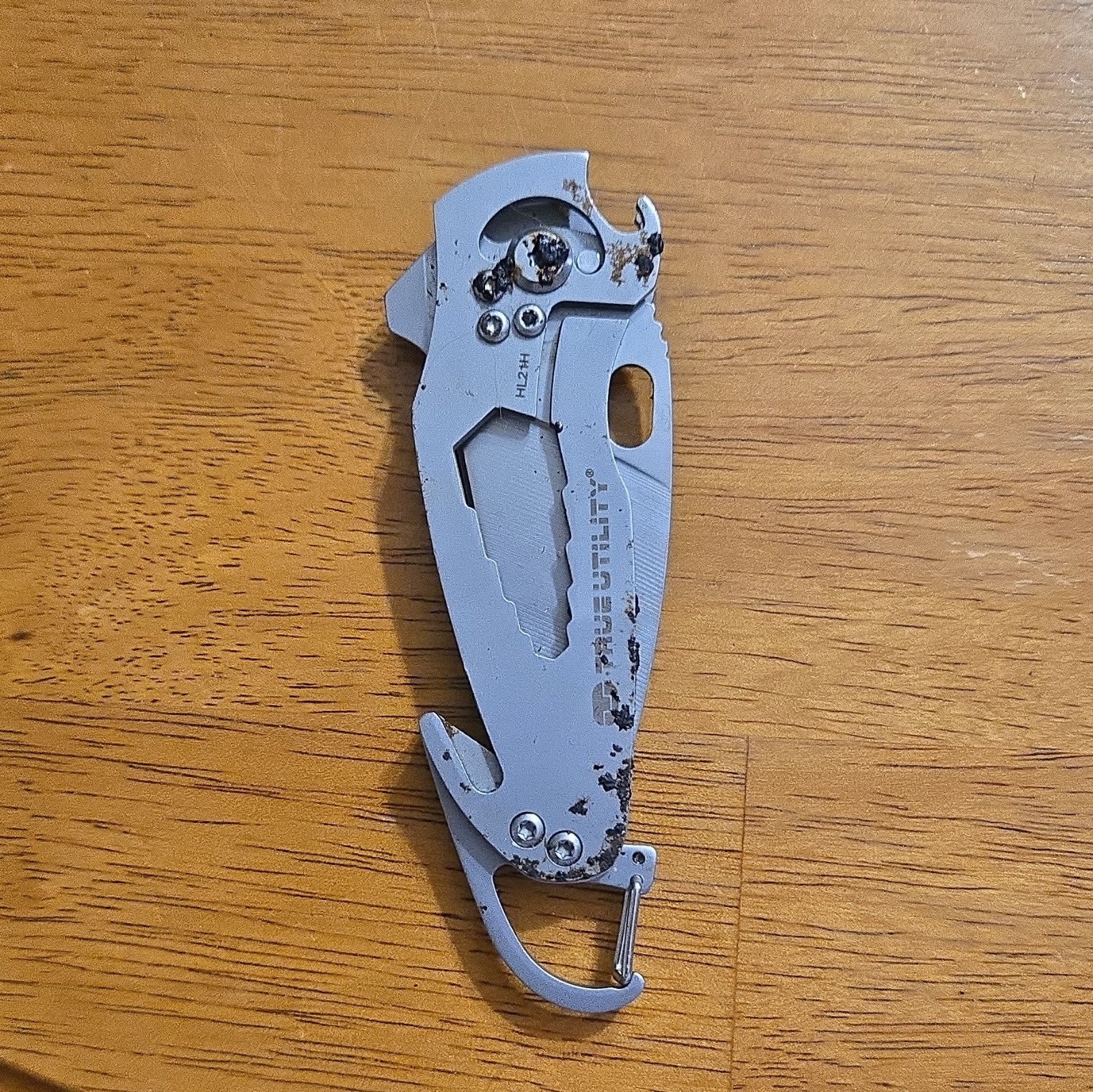 True Utility HL2WH Stainless Steel 7-in-1 Multi-Tool Knife Carabiner Silver