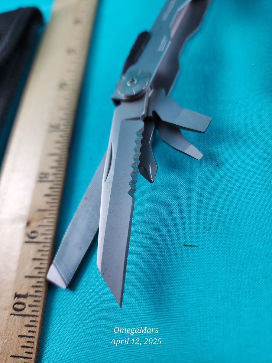 Gerber Multi-Plier Diesel #D1 Looks and feels brand new, w/sheath