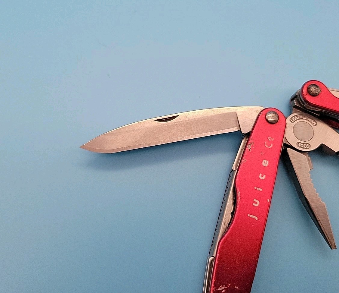 Leatherman JUICE C2 Multi-Tool – Dated 0509 – Red – Knife, Pliers *Retired*