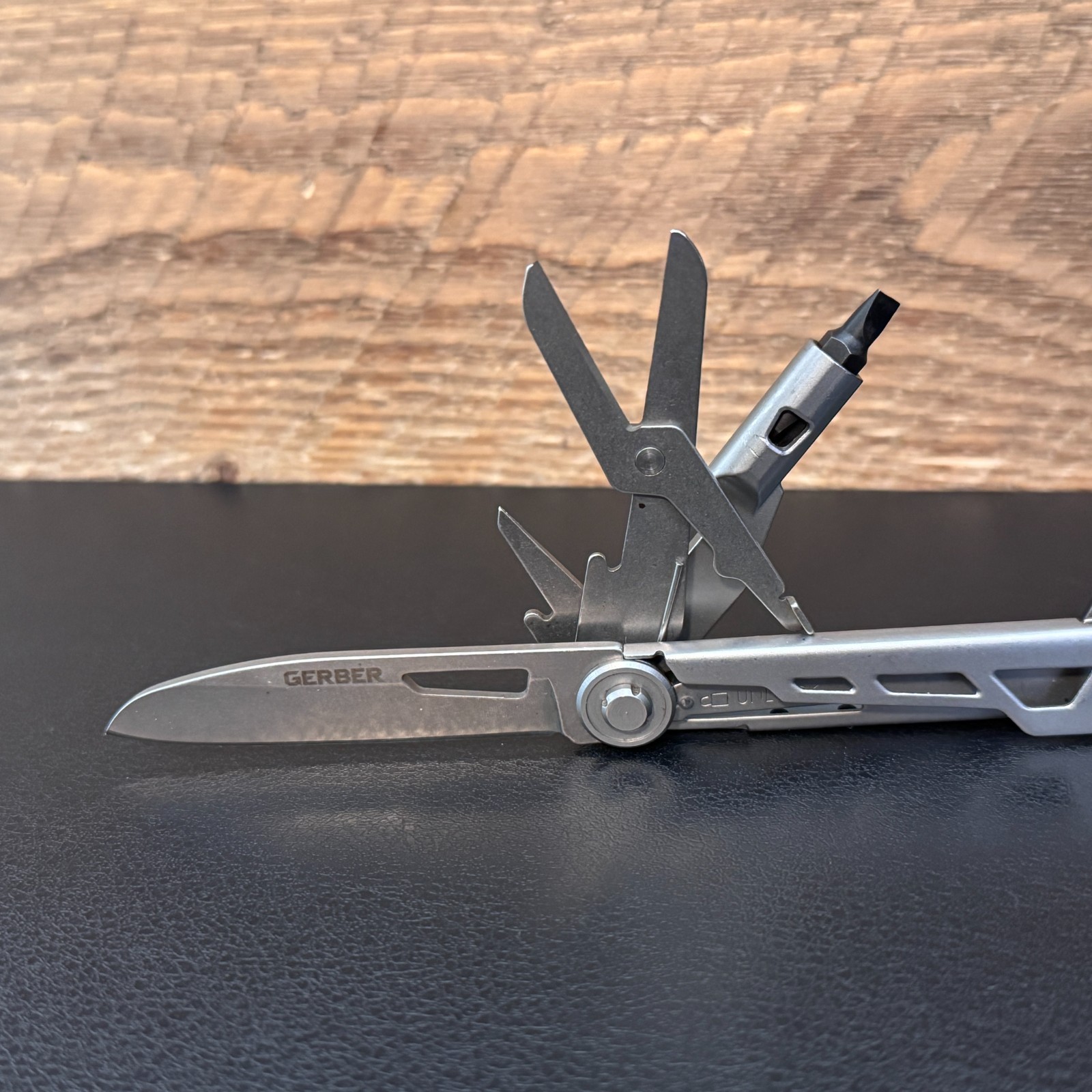 GERBER Gear ARMBAR Drive 8-in-1 Pocket Knife Multi-Tool, Black/Silver 8970521A
