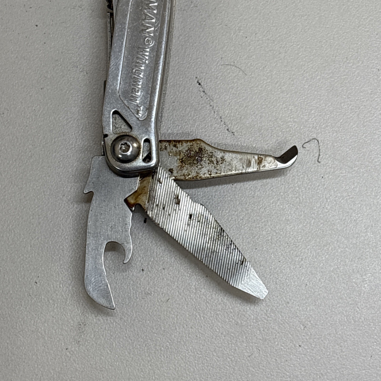 Leatherman Wingman Multitool with 14 tools Needle Nose pliers, wire cutter (036)