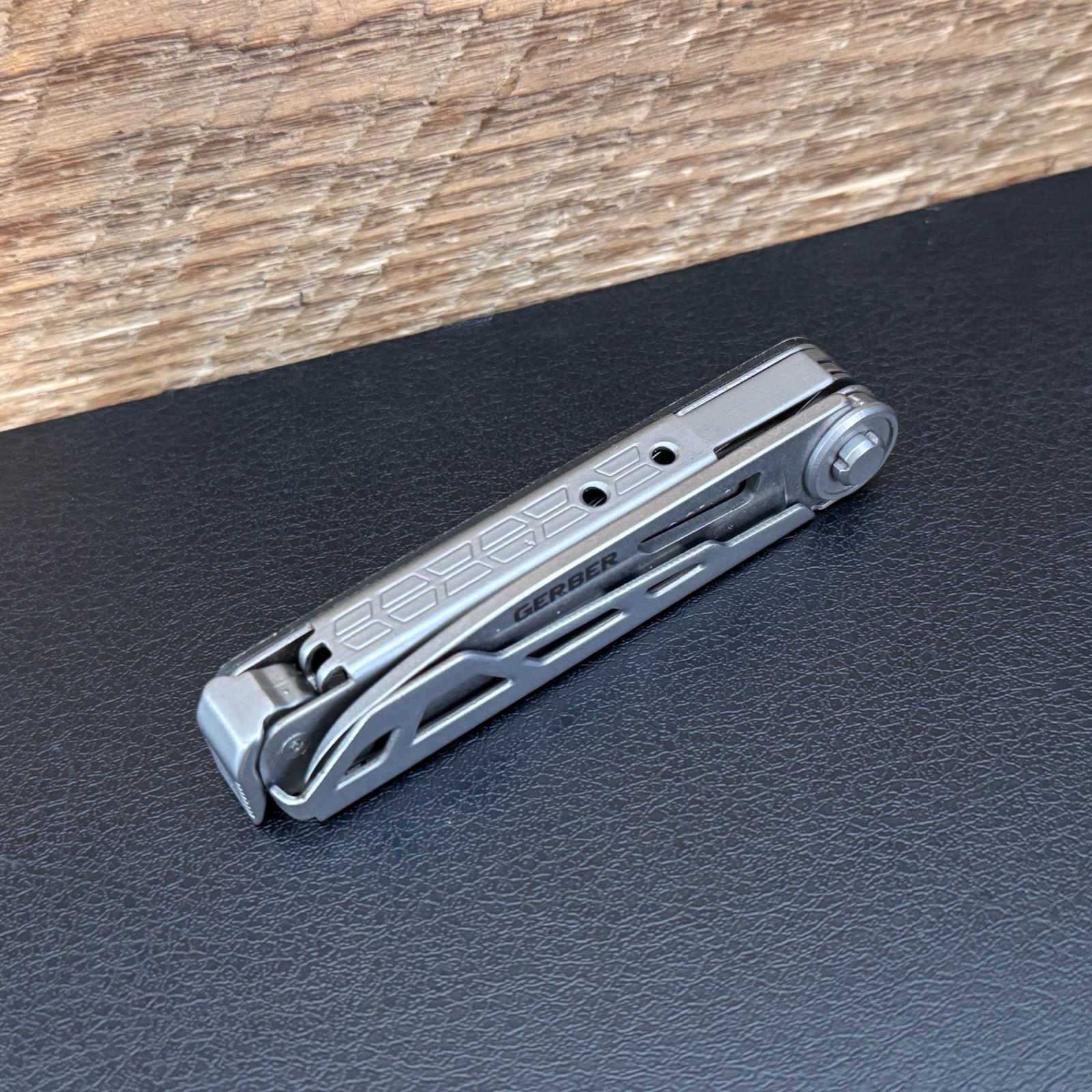 GERBER Gear ARMBAR Drive 8-in-1 Pocket Knife Multi-Tool, Black/Silver 8970521A