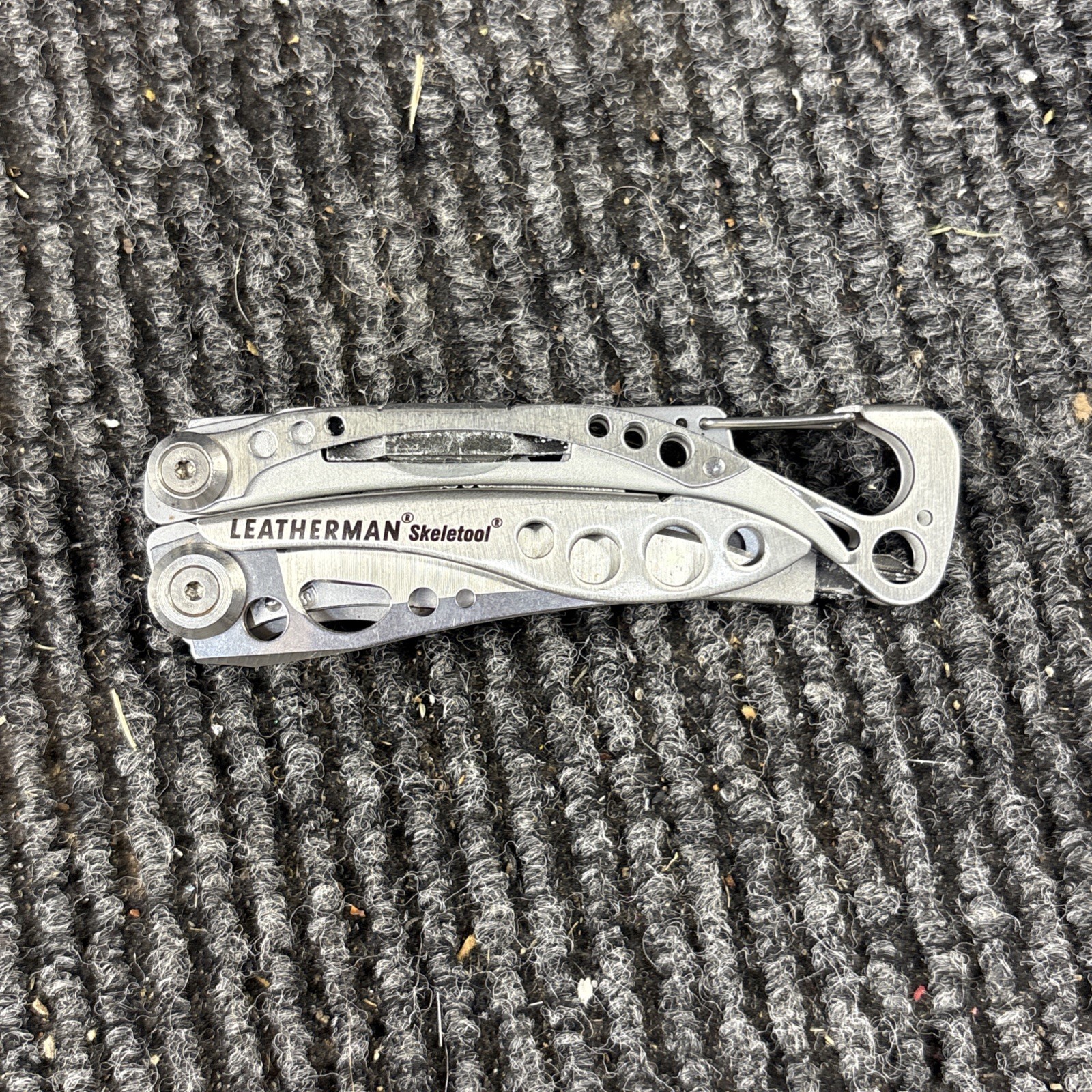 LEATHERMAN Skeletool Multi Tool – Combo Edge Blade Knife Pliers Carabiner (066)