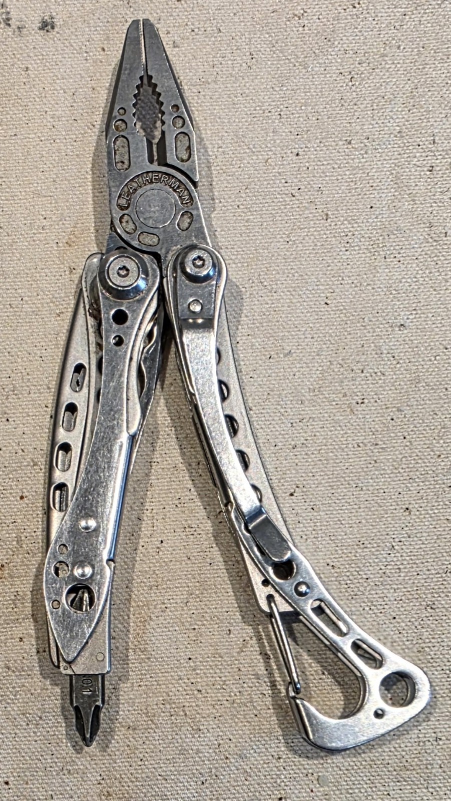 Leatherman Skeletool Multi-Tool Stainless Pocket Knife Plier Carabiner Sheath