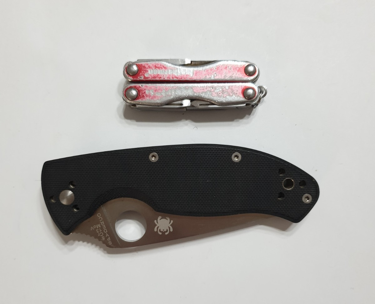 🔥 Spyderco Tenacious Stainless Knife G10 8Cr10MoV + 1 Leatherman Squirt S4