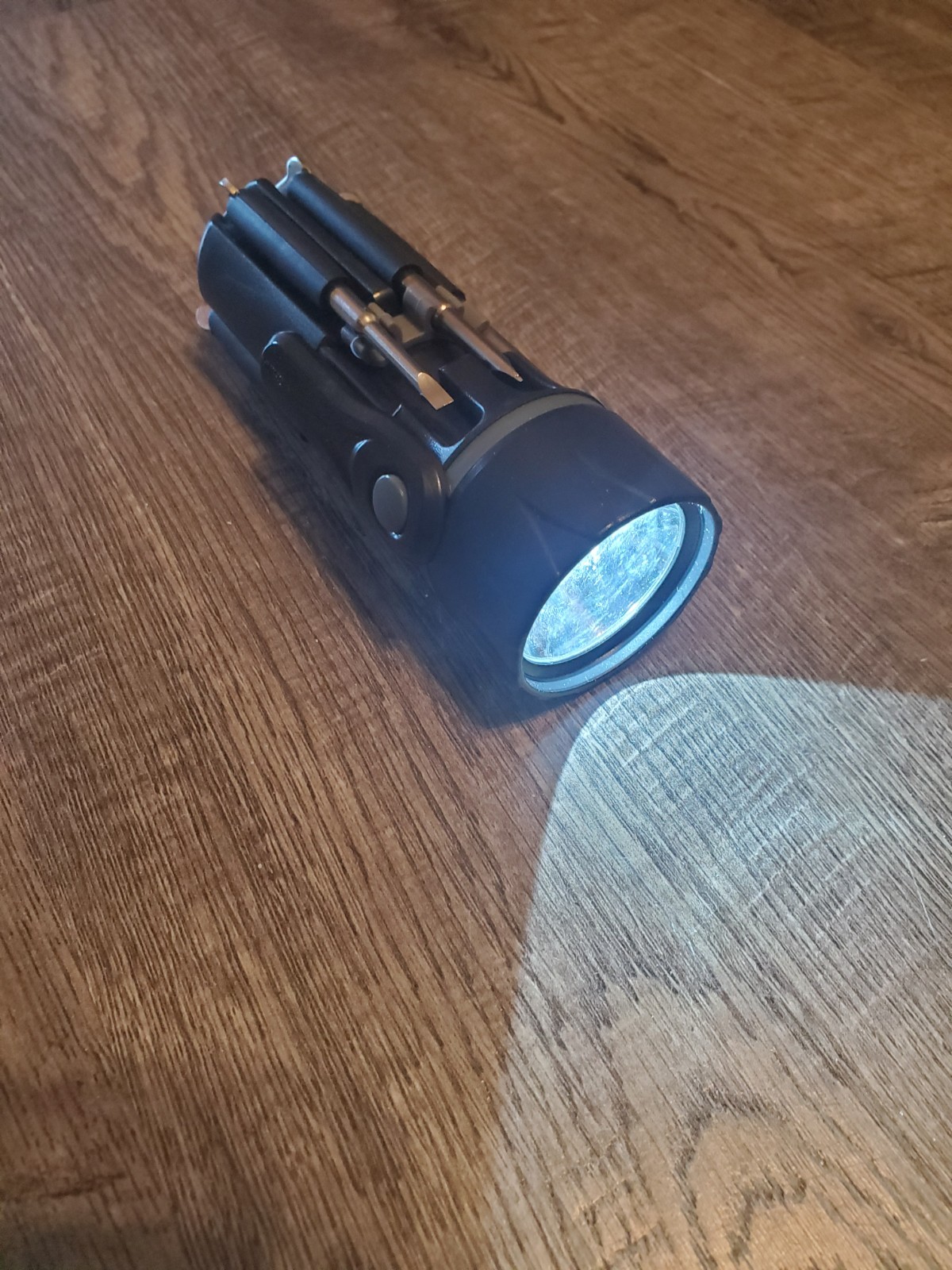 Mobil 1 Promo Multi-Tool Leed’s 1430-28BK Led Light Multiple Drivers Light Works