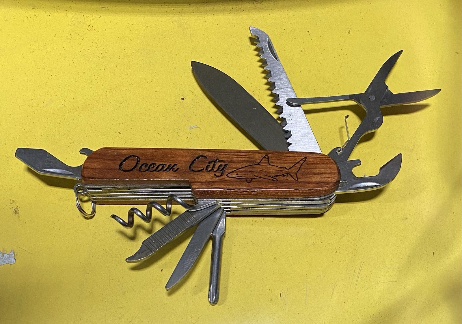 Ocean City with Shark Logo 10-in-1 Multi Tool/Knife Set NEW!