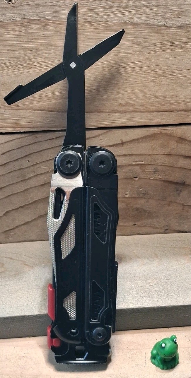 BLACK MOSSY OAK 19-in-1 STAINLESS STEEL MULTI-TOOL WITH SHEATH GREAT CONDITION