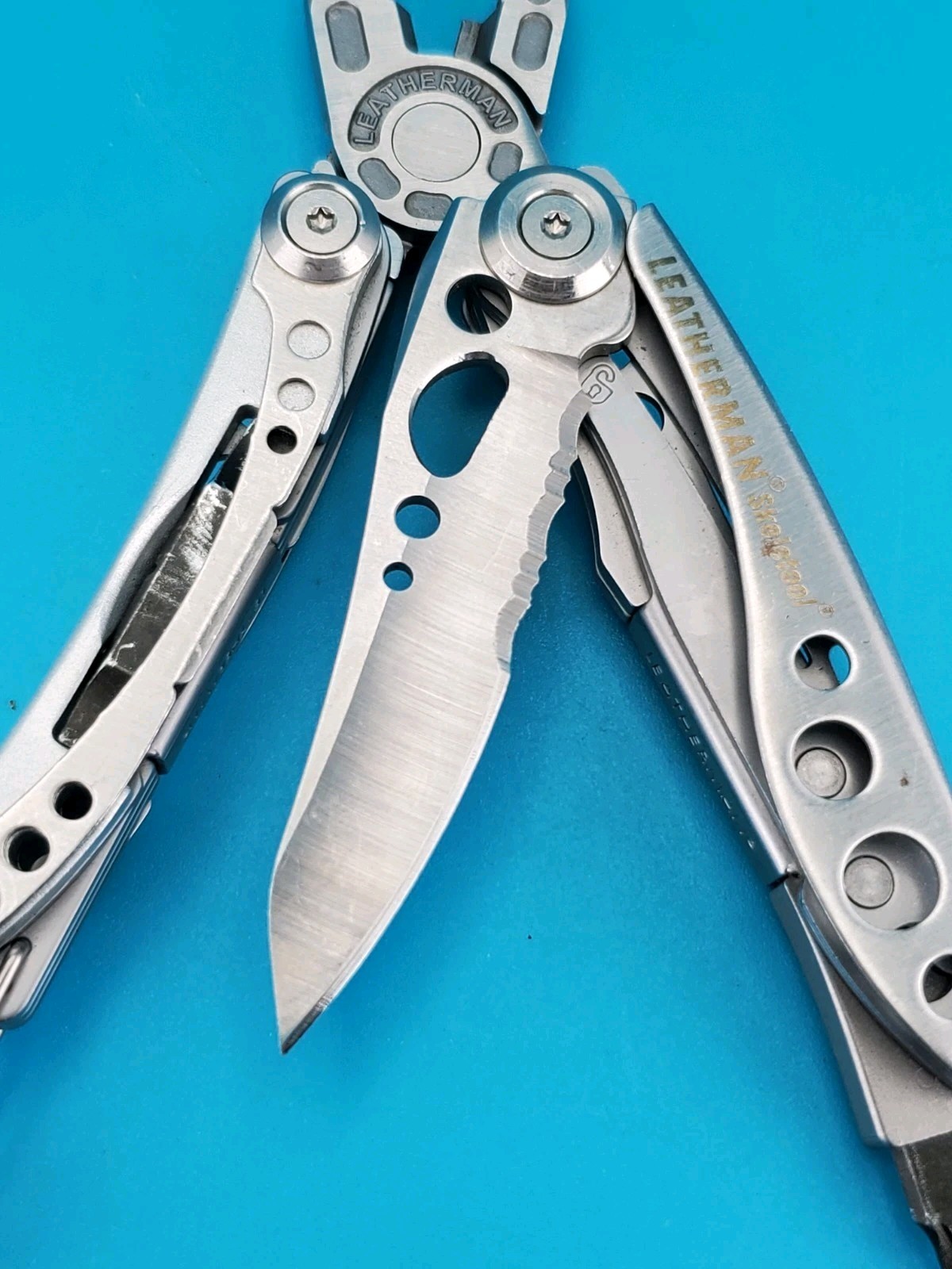 LEATHERMAN Skeletool Multi Tool – Combo Edge Blade Knife Pliers Carabiner!!!