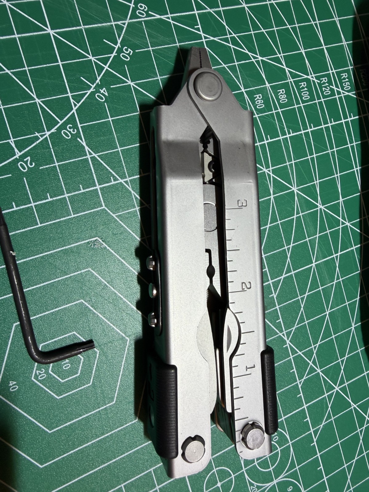 Gerber MP600 Pro Scout Multitool – Replaceable Wire Cutters – Black Nylon Sheath