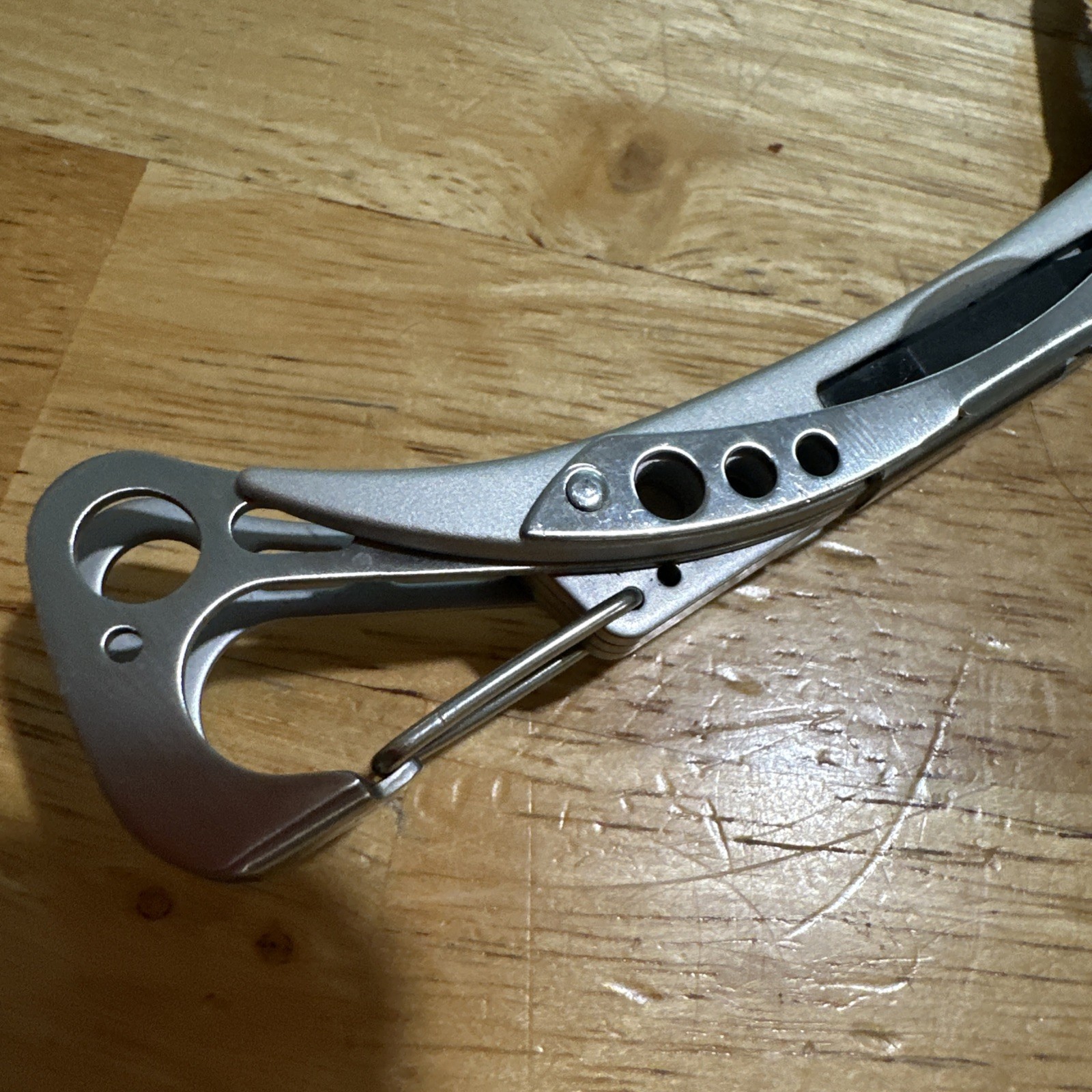 LEATHERMAN Skeletool Multi Tool – Combo Edge Blade Knife Pliers Carabiner Great