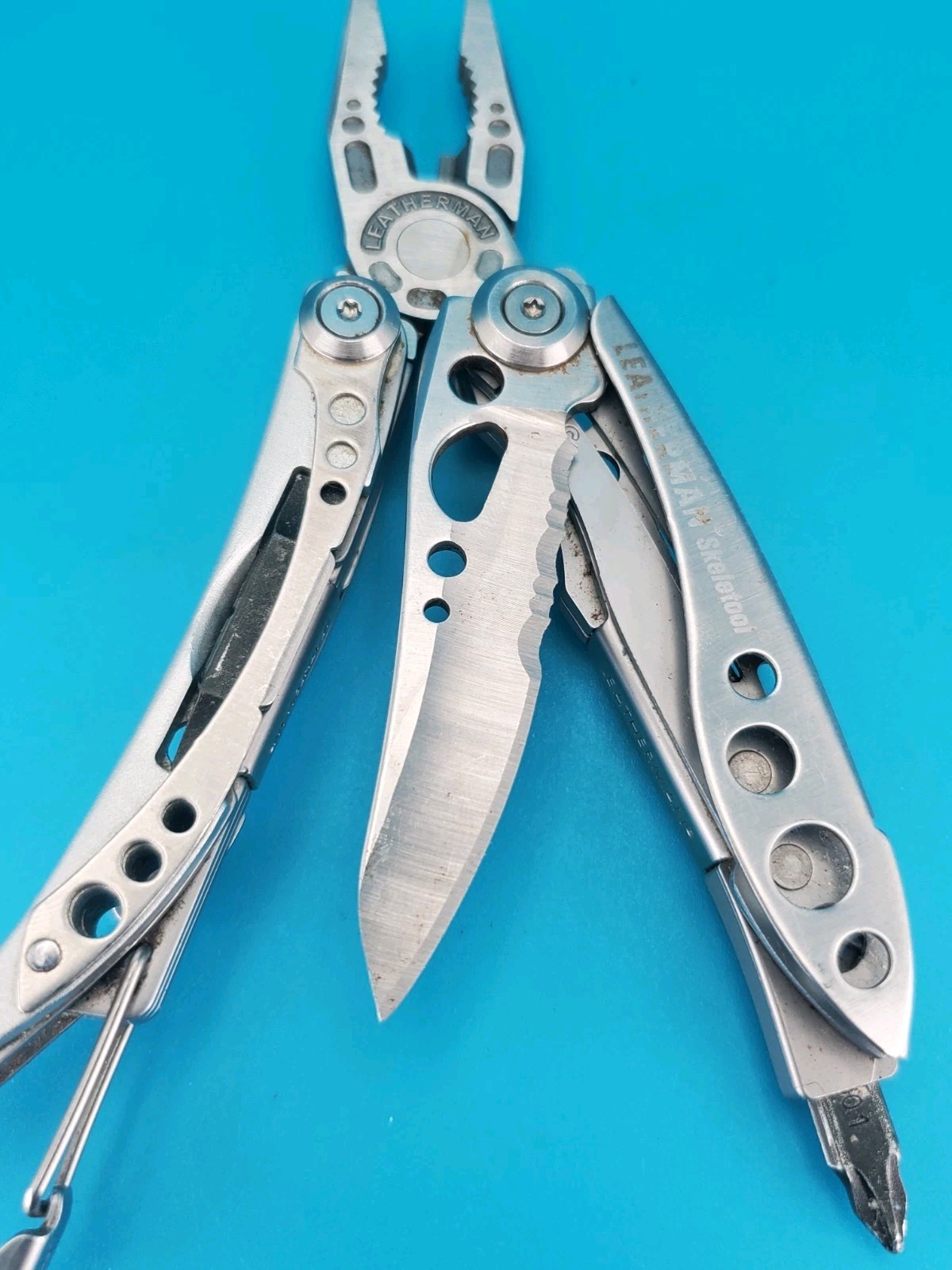 LEATHERMAN Skeletool Multi Tool – Combo Edge Blade Knife Pliers Carabiner!!!