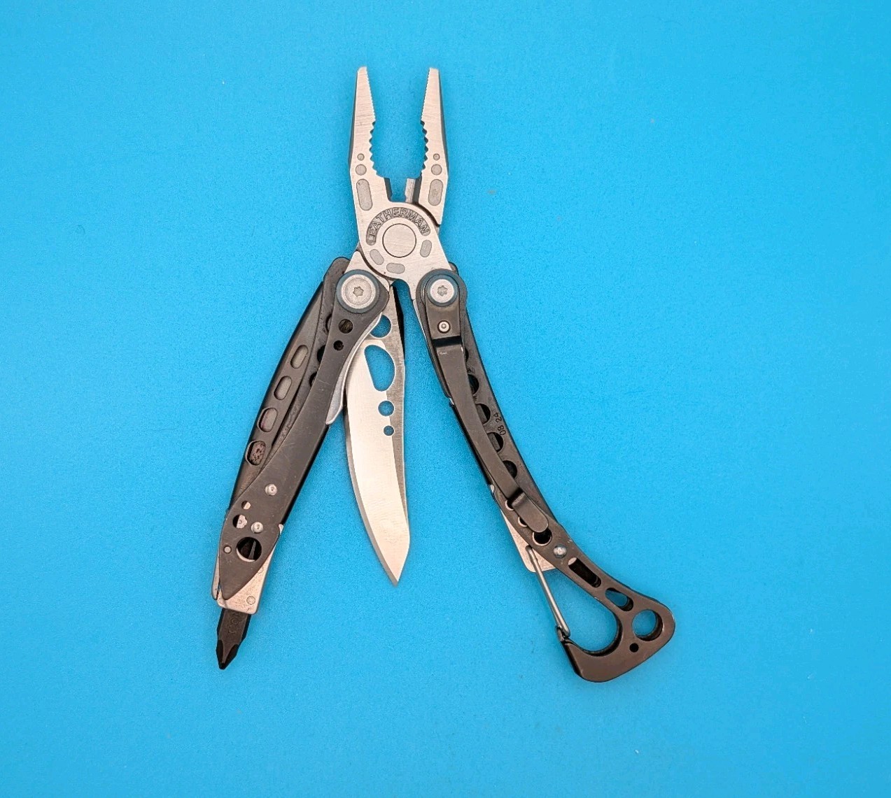 Leatherman Skeletool CX Multitool Plain Edge Knife! WITH SHEATH!