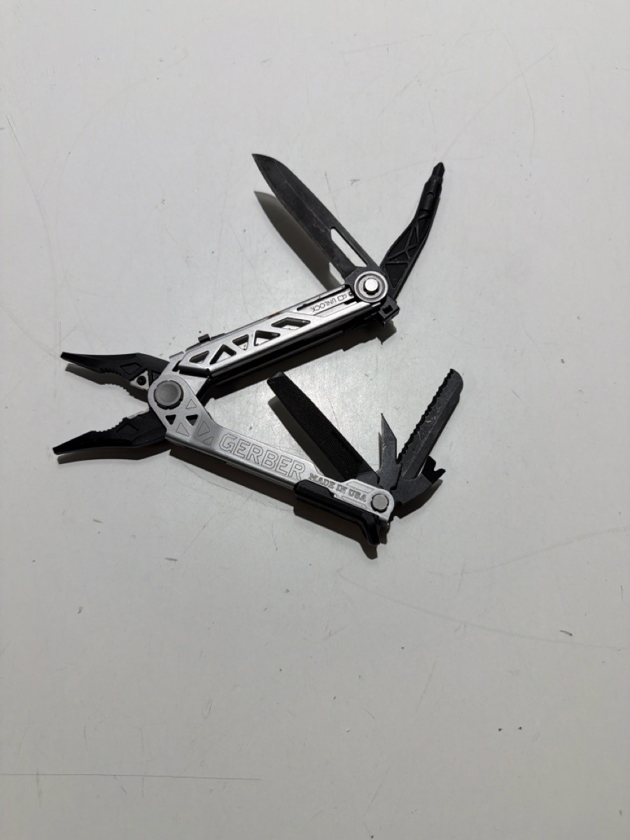 GERBER LEGENDARY BLADES 31-003073 CENTER-DRIVE MULTI-TOOL (P32012666)
