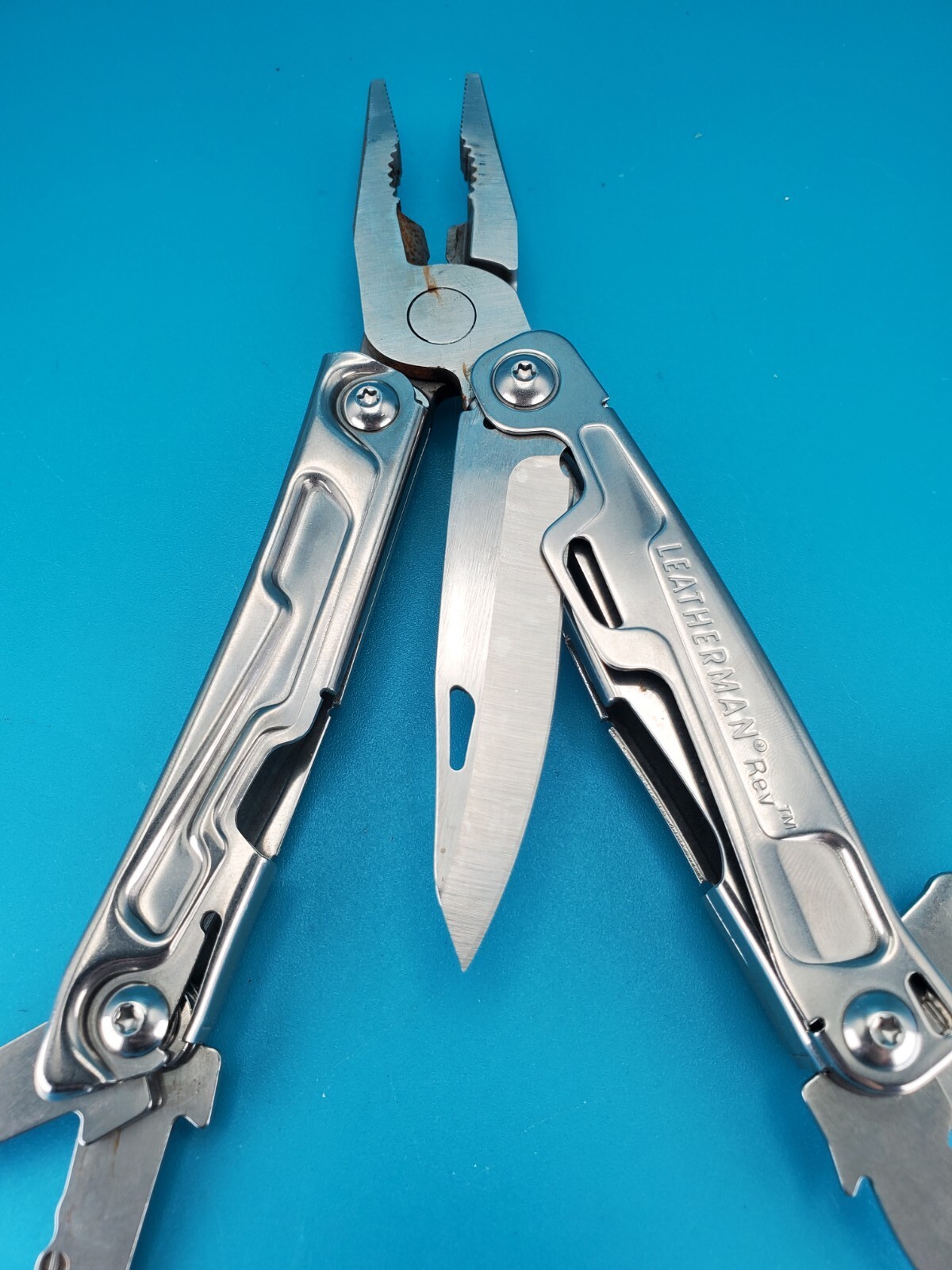 Leatherman Rev 3.8″ Multi-Tool, Stainless! *RUST ON ITEM*