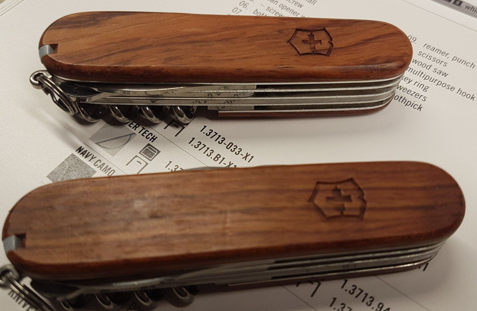 Victorinox Swiss Army Knife HUNTSMAN Walnut WOOD NEW old stock NO box