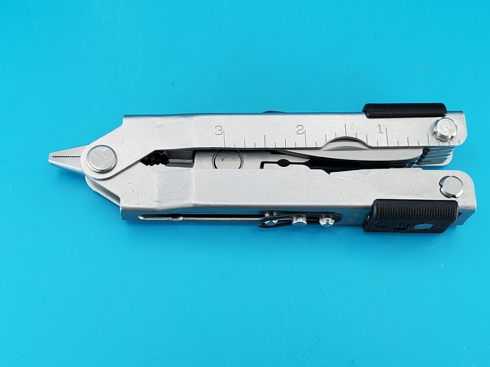 Gerber MP600 Silver Multi-Tool Needle Nose Pliers!