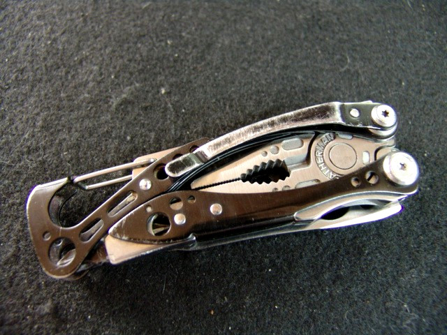 LEATHERMAN SKELETOOL CX–RETIRED–SERRATED–CARBON FIBER TRIM–MULTI TOOL