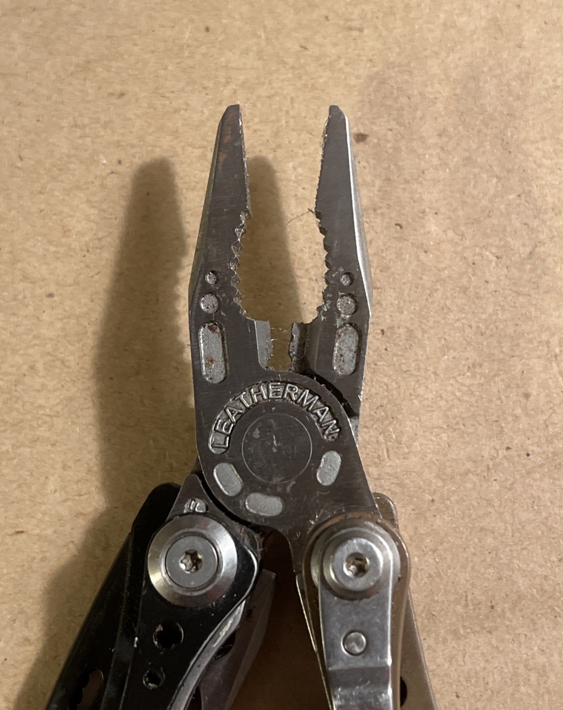 Leatherman Skeletool Multi-Tool – Pliers, Combo Blade, Driver Bits – Coyote Tan