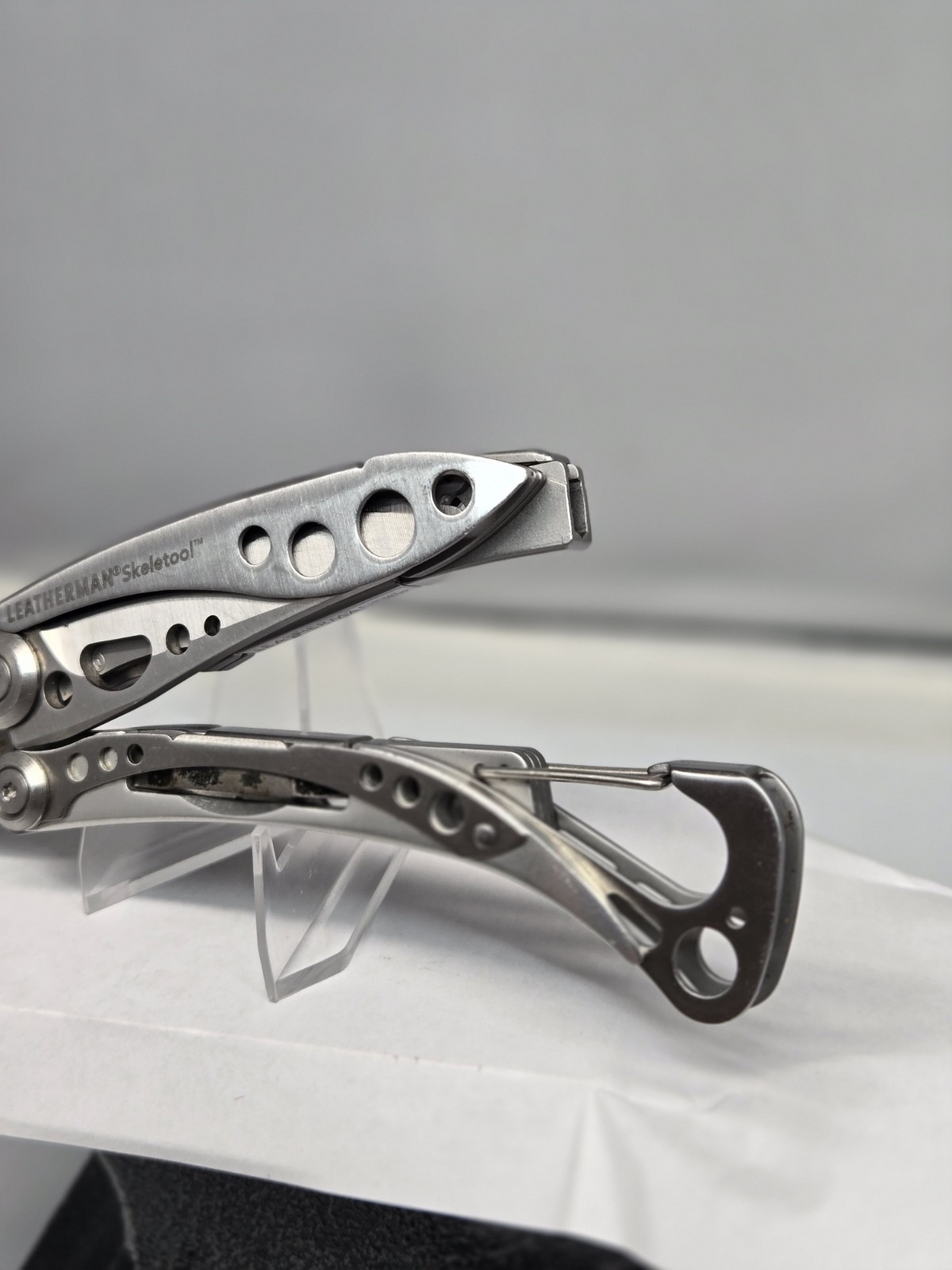 LEATHERMAN Skeletool Multi Tool – Plain Edge Blade Knife Pliers Carabiner!