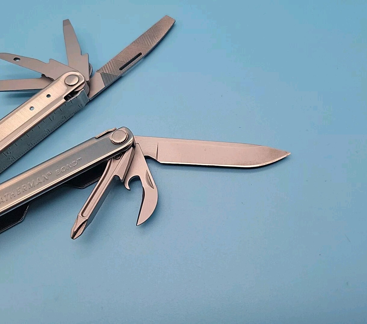 LEATHERMAN Bond Multitool – Knife, File, Screwdrivers, Pliers – Silver