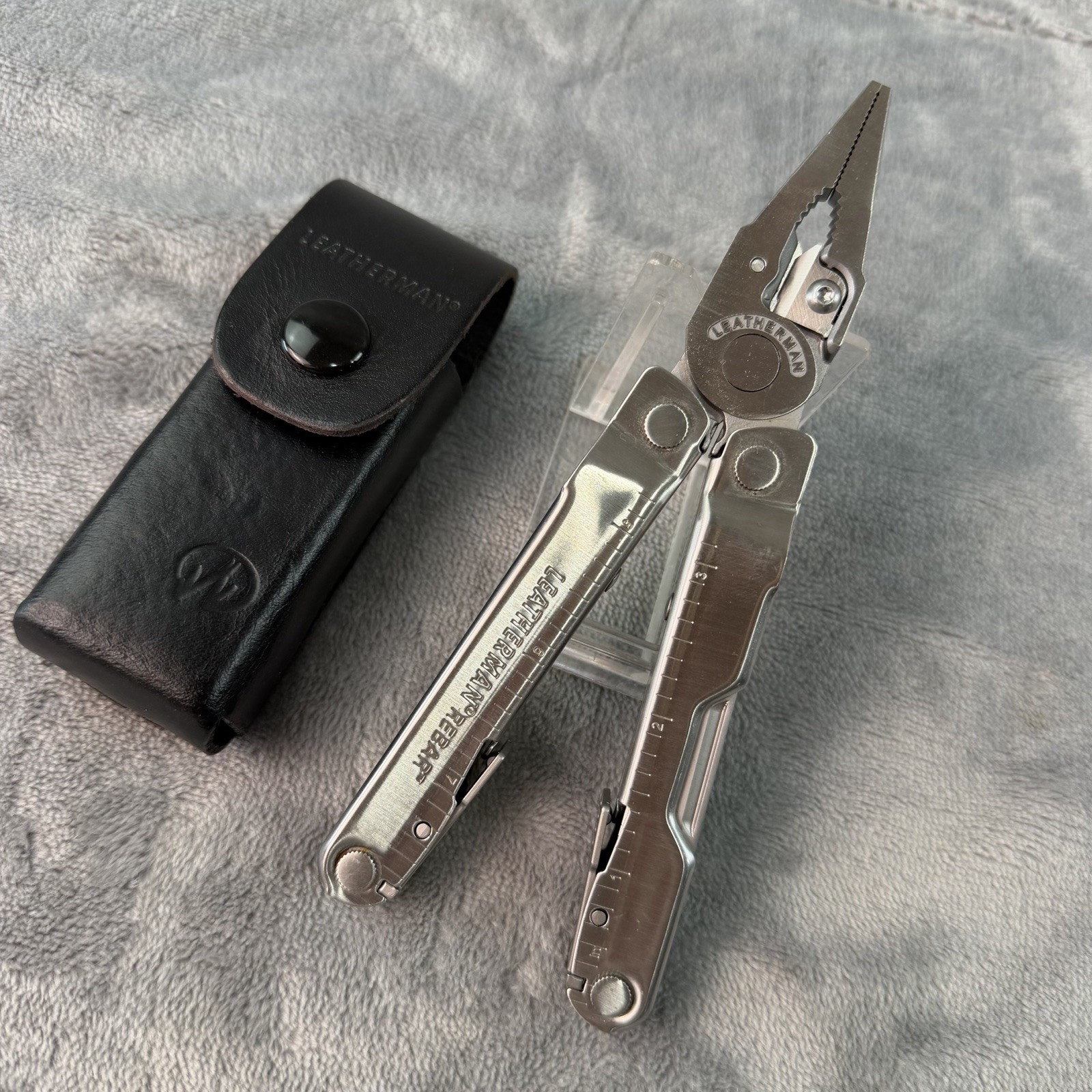 Leatherman Rebar Multi-Tool w Leather Sheath Exellent Unsued Condition B445