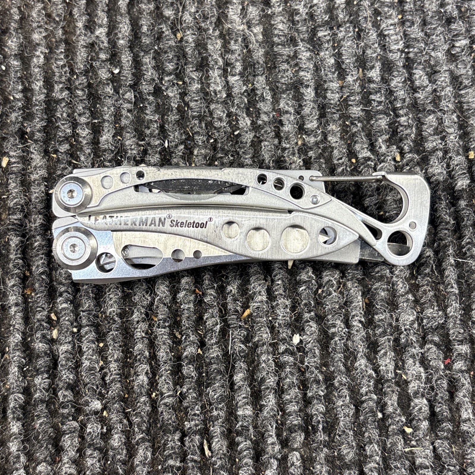 LEATHERMAN Skeletool Multi Tool – Combo Edge Blade Knife Pliers Carabiner (068)