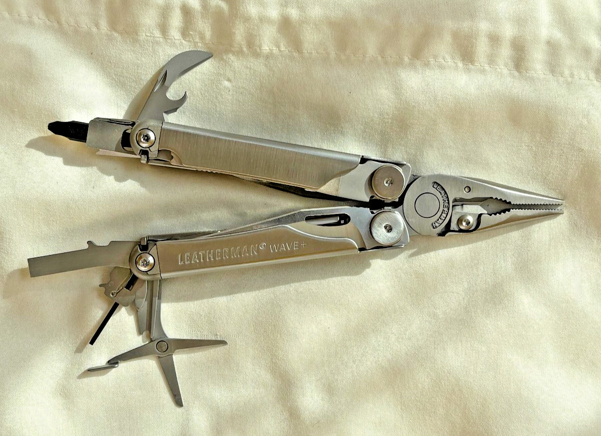 Leatherman Wave Multi-Tool Pliers Pocket Knife w/ Sheath, mint
