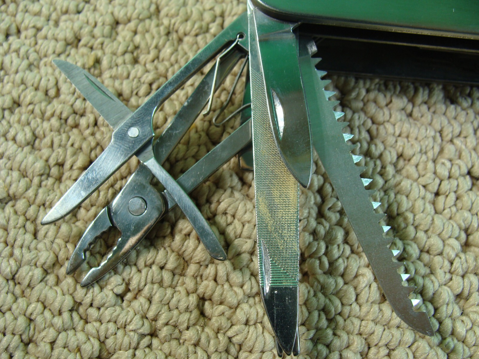 Multi-Tool Pocket Knife Case-for-Belt 6.9-oz 12-Tools Scizzors Screwdrivers