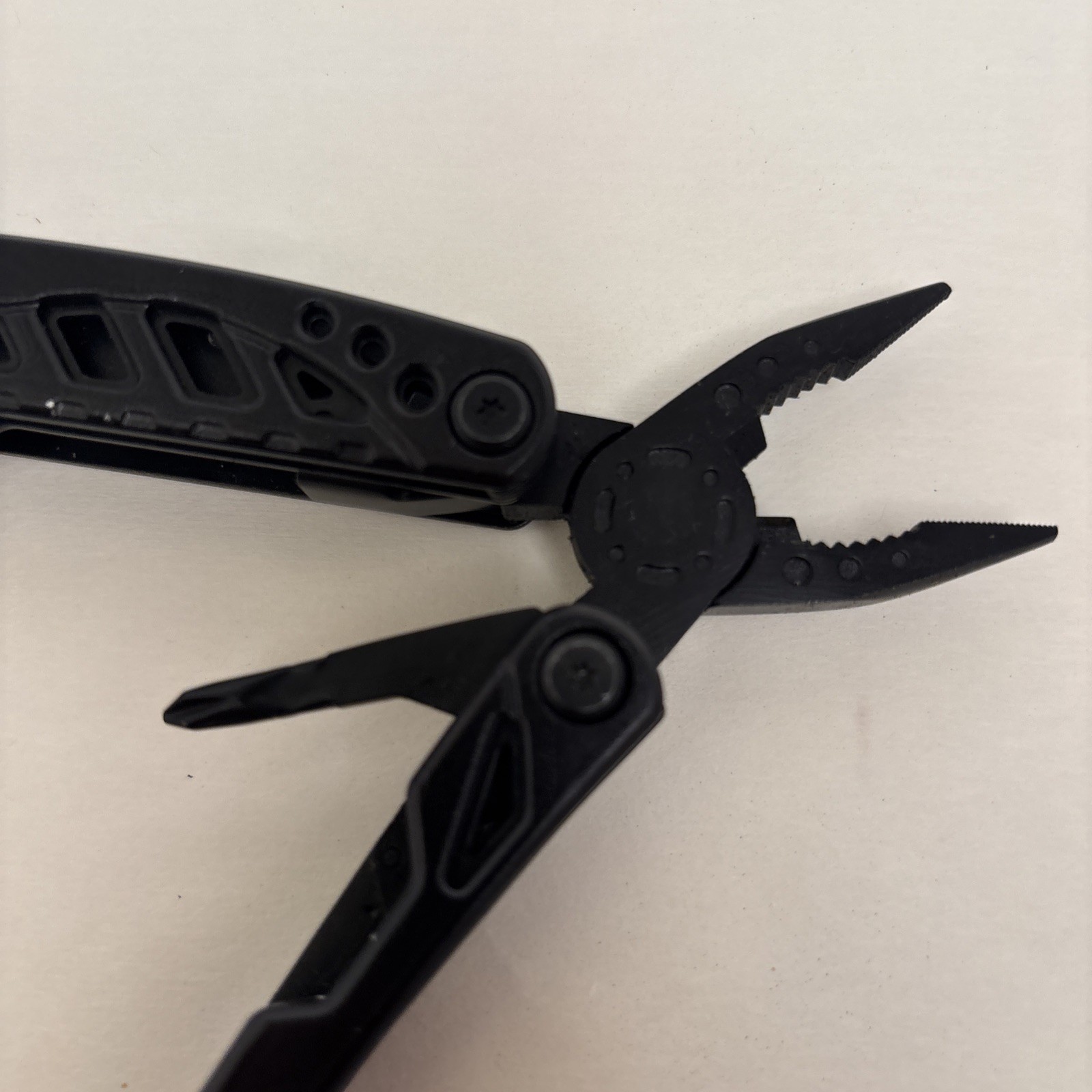 POHAKU BLACK MULTI-TOOL WITH PLIERS, KNIFE, SAW, FILE, SCREWDRIVERS