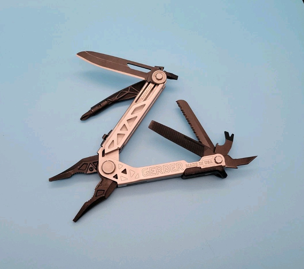 Gerber Center Drive Multi-Tool w/Sheath – Black/Silver – Pliers, Knife – USA
