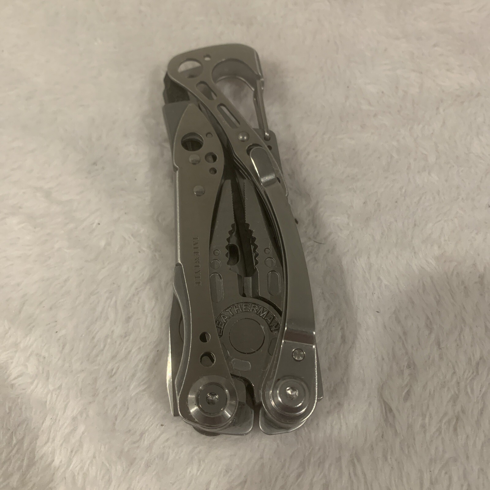 LEATHERMAN Skeletool Multi Tool – Combo Edge Blade Knife Pliers Carabiner!