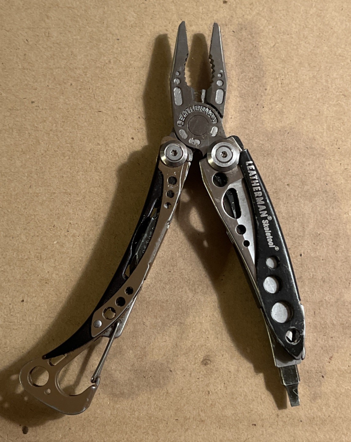 Leatherman Skeletool Multi-Tool – Pliers, Combo Blade, Driver Bits – Coyote Tan