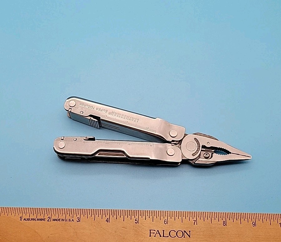 Leatherman Super Tool 300 Multi Tool – Pliers, Screwdrivers, Saw, Knife, File