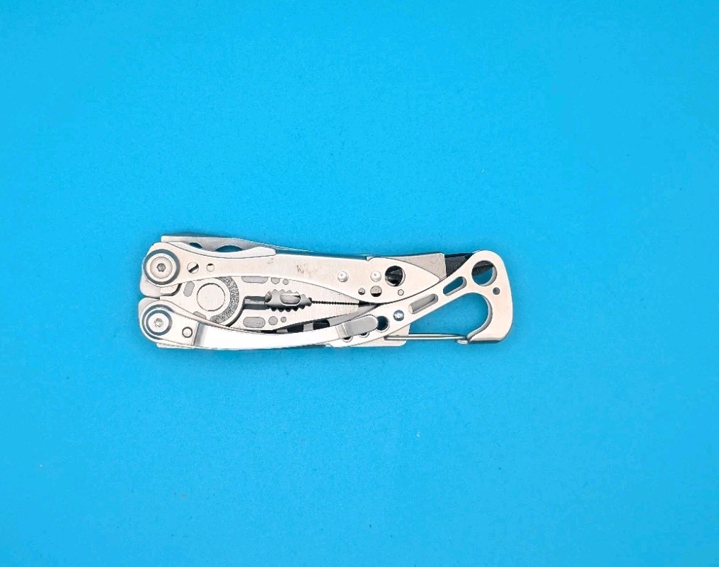 LEATHERMAN Skeletool Multi Tool – Combo Edge Blade Knife Pliers Carabiner!!!