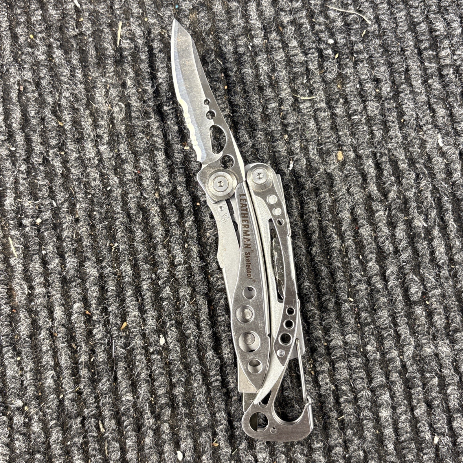LEATHERMAN Skeletool Multi Tool – Combo Edge Blade Knife Pliers Carabiner (073)