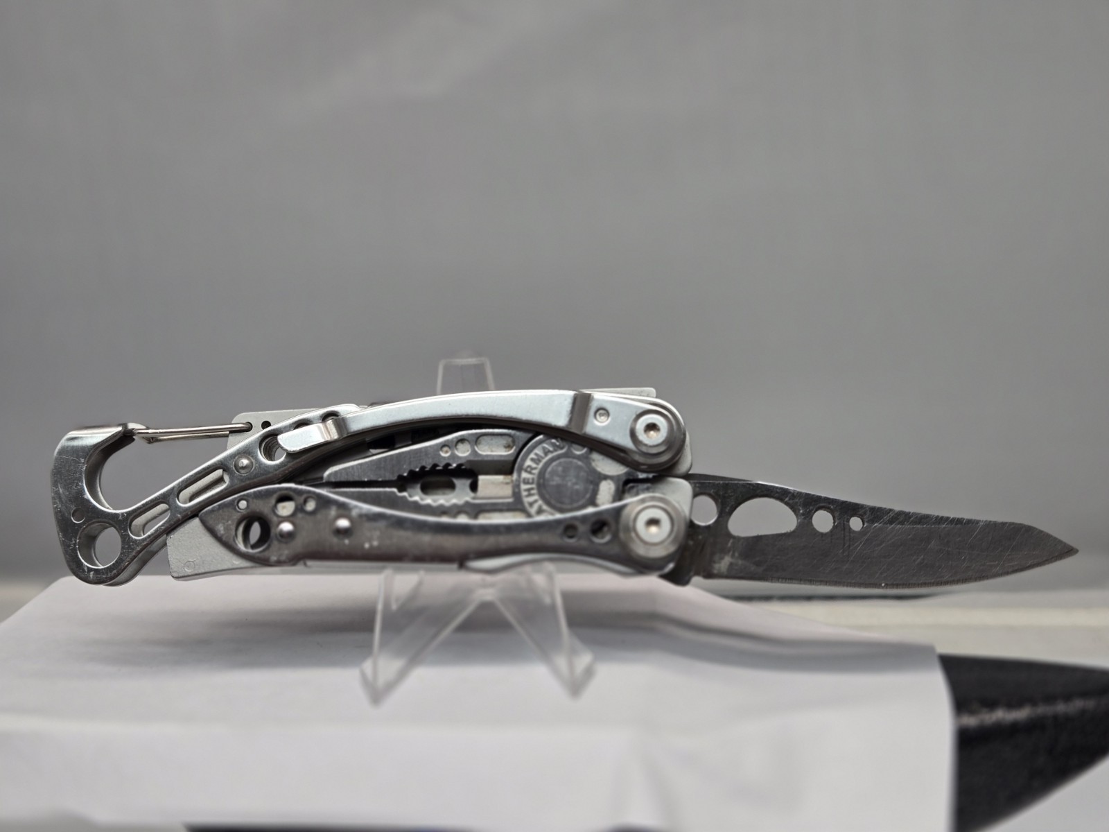 LEATHERMAN Skeletool Multi Tool – Plain Edge Blade Knife Pliers Carabiner!