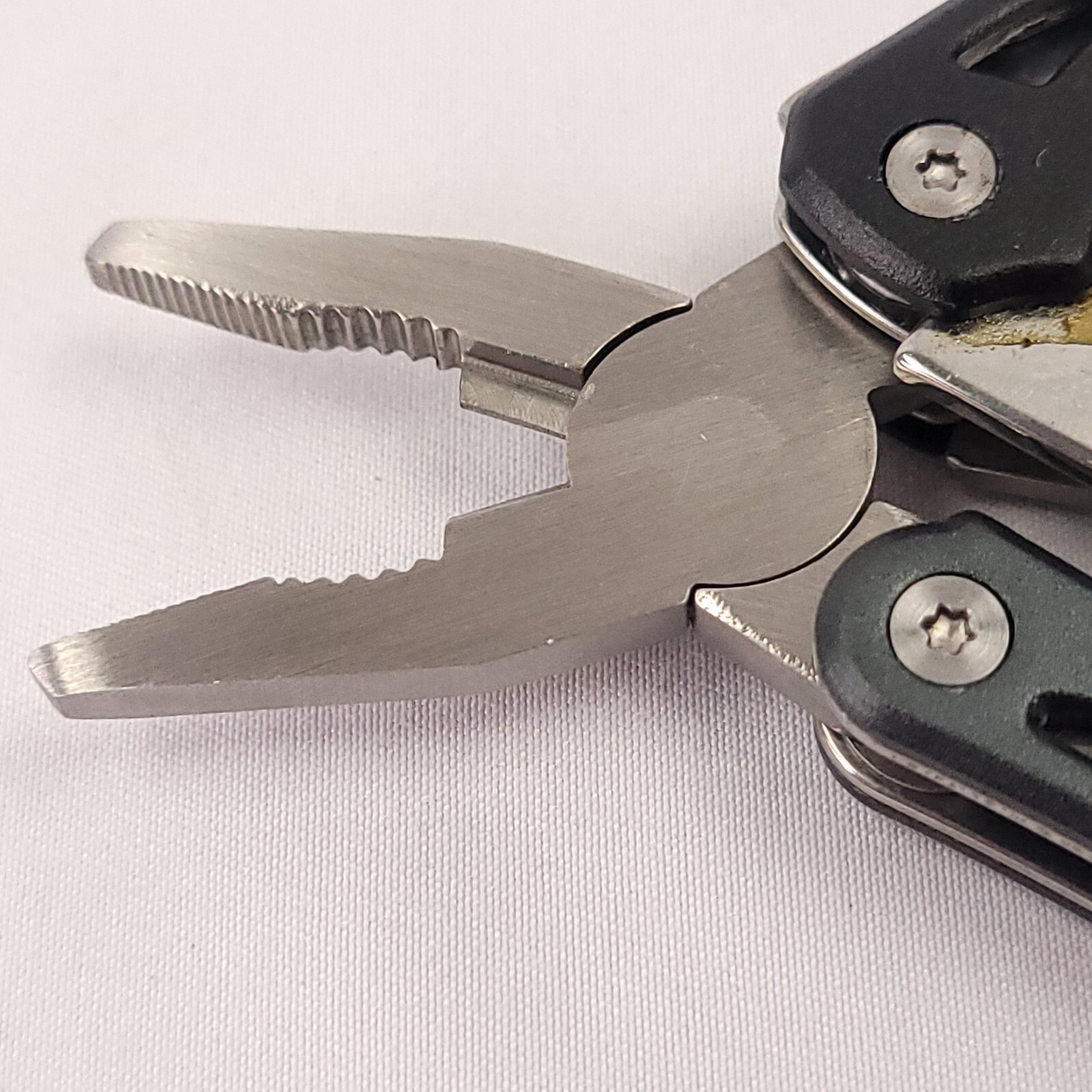 Multi-Tool True Utility TU180F Seven Saw Knife wire cutters Pliers Screwdriver