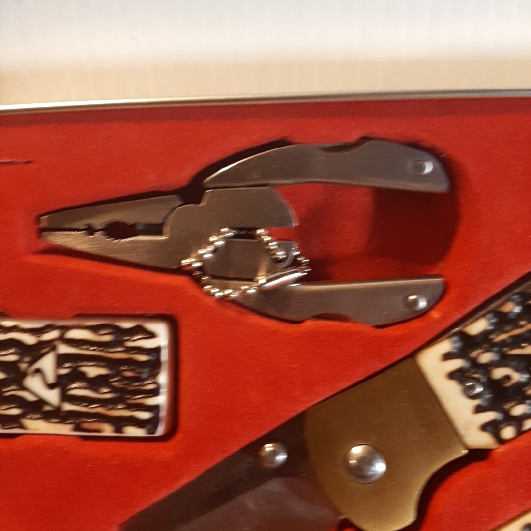 OZARK TRAIL 5 PIECE COMBO SET 2 Knives – Tool – Money Clip – Metal Tin *New**