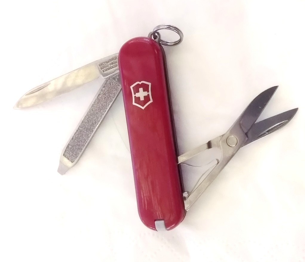 SWISS ARMY POCKET KNIFE VICTORINOX CLASSIC SD MINI MINIATURE SMALL TINY KEYCHAIN