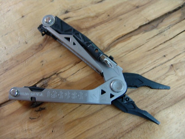 GERBER-CENTER DRIVE-MULTI PLIER-w/GERBER DIME-GERBER CASE-STAINLESS & BLK-EXCLNT