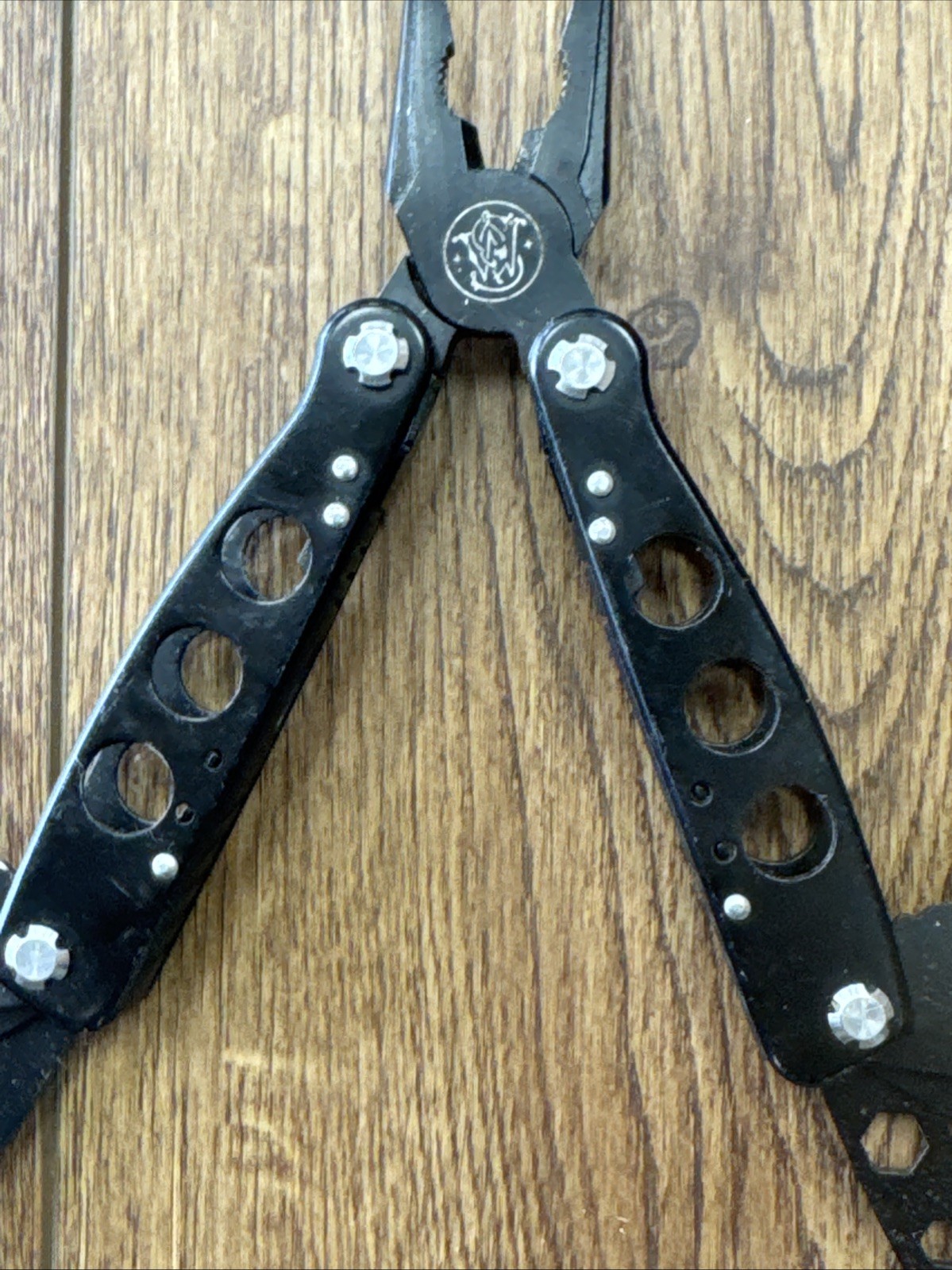 Used Smith & Wesson 16 Function Multi-Tool Black Knife