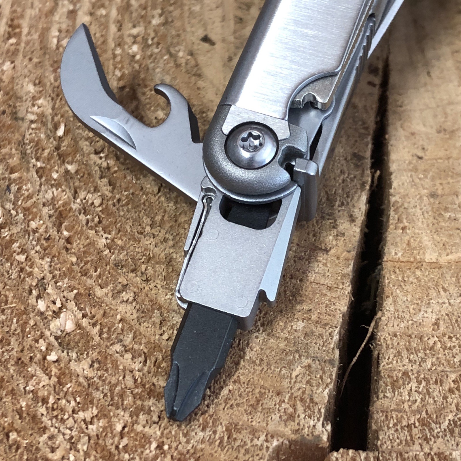 LEATHERMAN WAVE + Multi-Tool w/ Sheath. Pre-owned, Unused