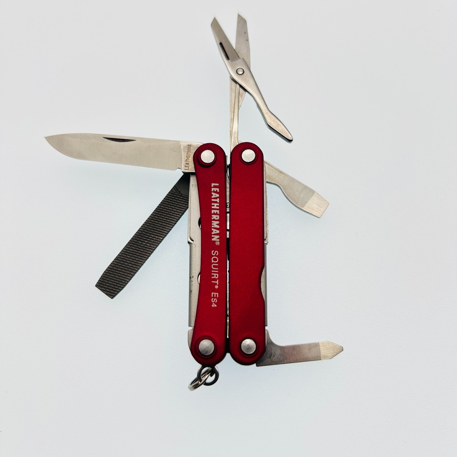 Leatherman Squirt ES4 RED – 8-in-1 Keychain Multi-Tool Discontinued (CODE17)