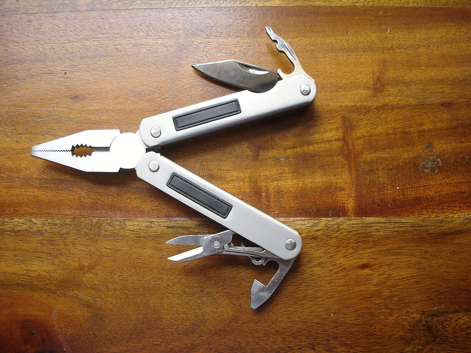 Eddie Bauer Travel Camping Multi-Tools +5 Manicure Set+3 & Led Light