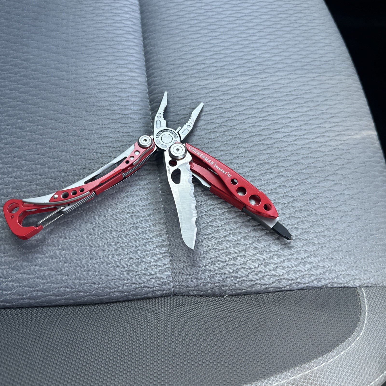 Leatherman Skeletool RX Multi-Tool 154CM Serrated, Rescue Glass Breaker Bit Nice