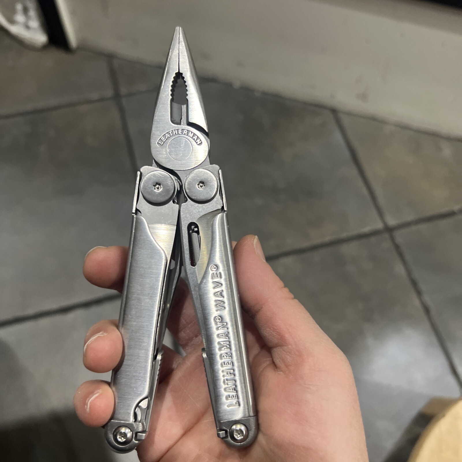 Leatherman Wave Multi-Tool Knife w/Beautiful Sheath 17 Tools