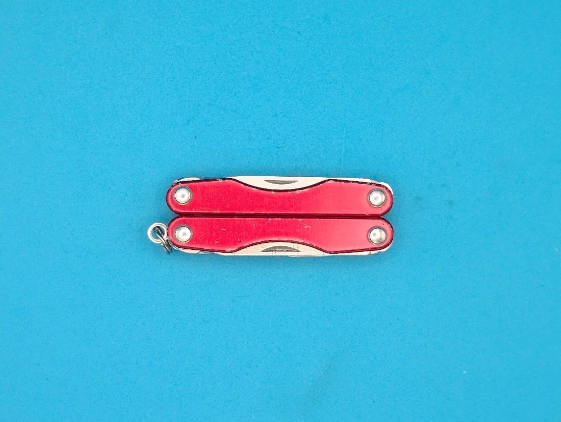 Leatherman “Squirt S4” Stainless Steel Multi Tool – RED!