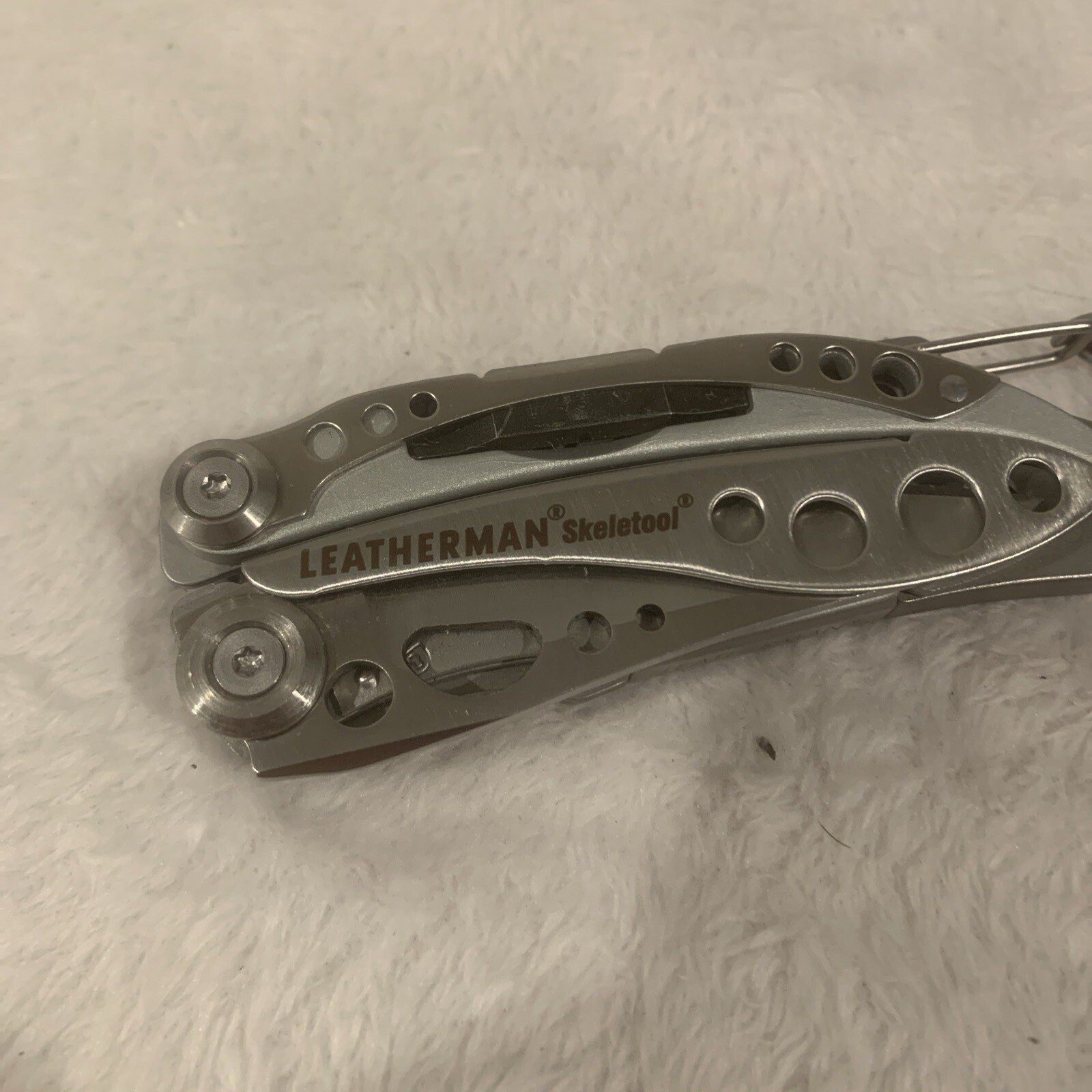 LEATHERMAN Skeletool Multi Tool – Combo Edge Blade Knife Pliers Carabiner!